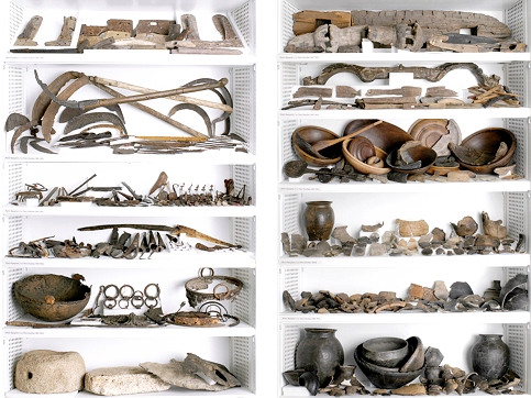 La T�ne finds besides swords